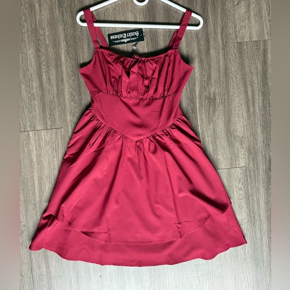 Elegant Burgundy Women's Dress - Picture 5 of 5